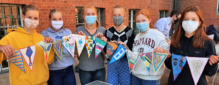Schülerinnen mit Wimpel