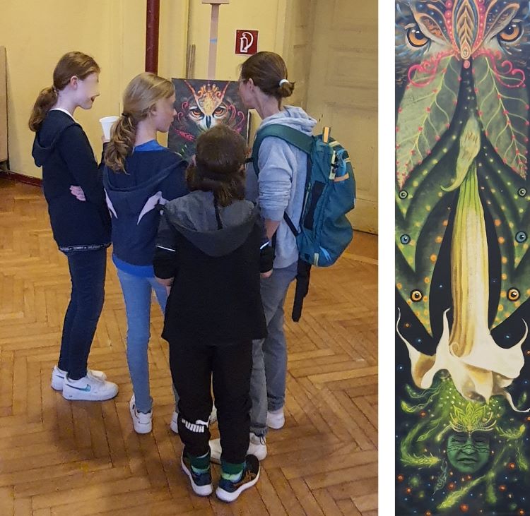 Kinder betrachten das Kunstwerk