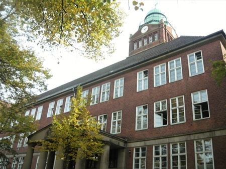 Schule Vorderansicht