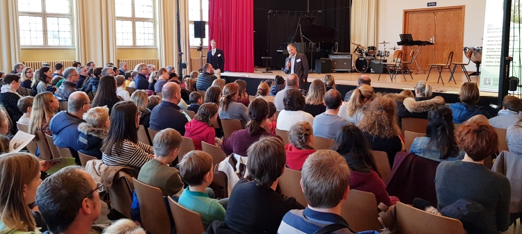 Tag der offenen Tür, Aulaveranstaltung, Fragerunde mit Herrn Krenz (Schulleiter) und Herrn Götz (stellvertr. Schulleiter) 