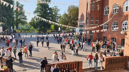 Wimpel über dem Schulhof